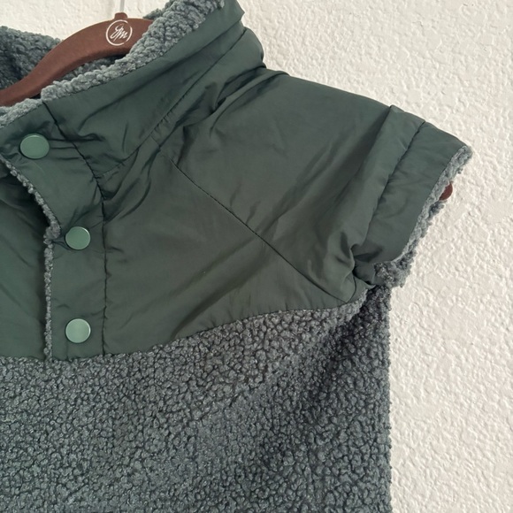 NWT Offleash by Aerie Green Sherpa Button Snap Dog Sweater Size Small - Picture 3 of 4